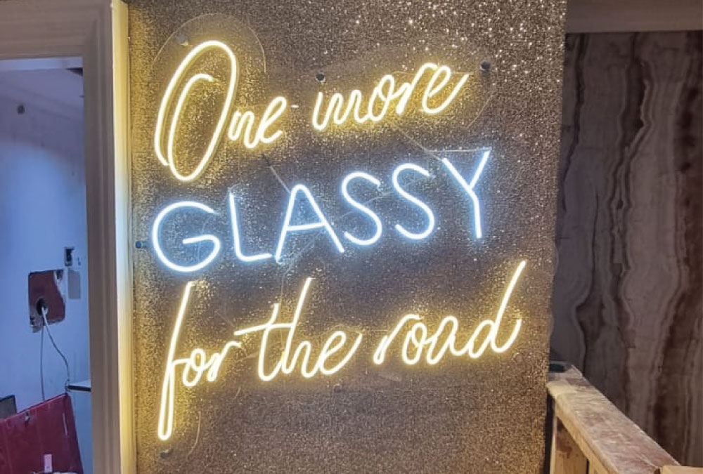 SignsGlasgow-GlassyCentral2-neonsign-neon-uksigns-ukneon-illuminated-lightupsign-uksignage-bestsigns-litsignage-neonletters-funneon-brightneon-01